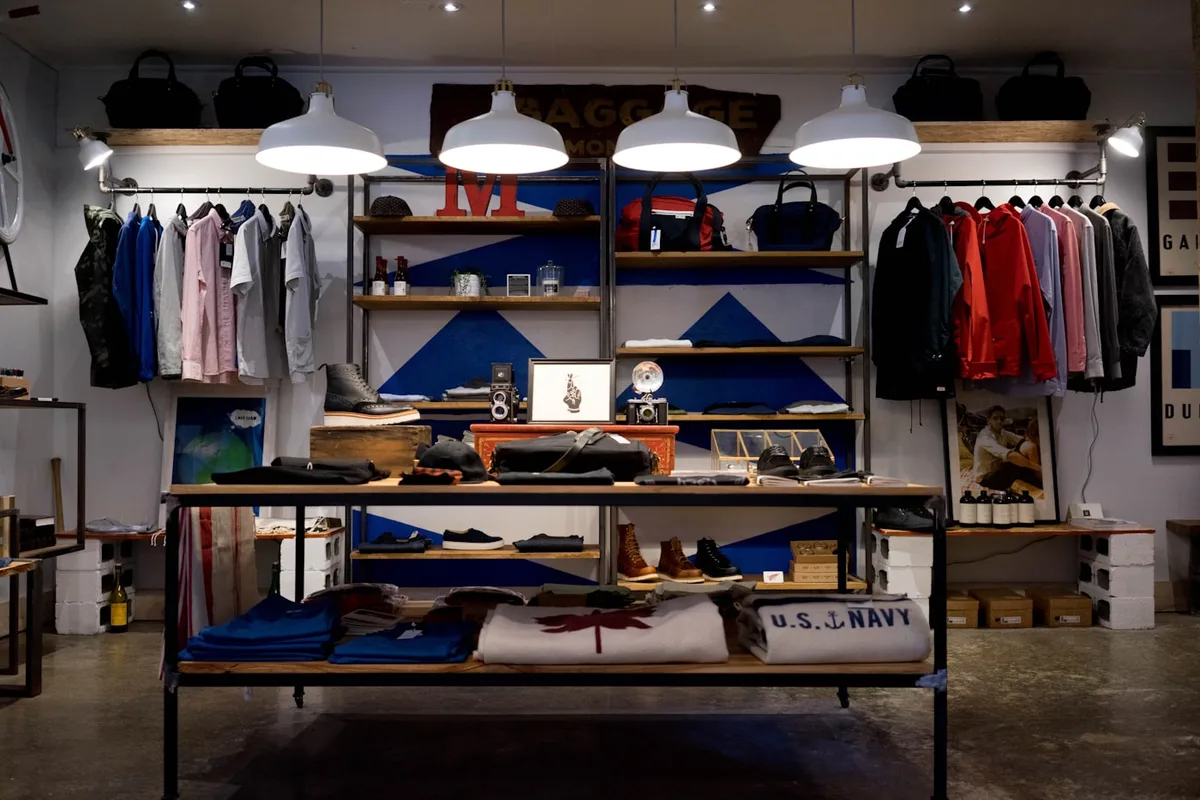 Intérieur contemporain d’une boutique de vêtements
