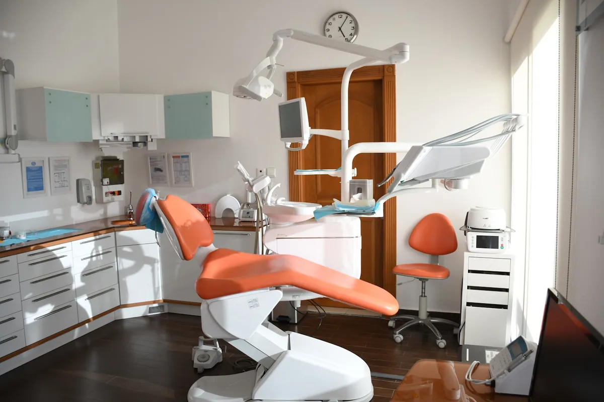 Cabinet dentaire moderne avec fauteuil de soin