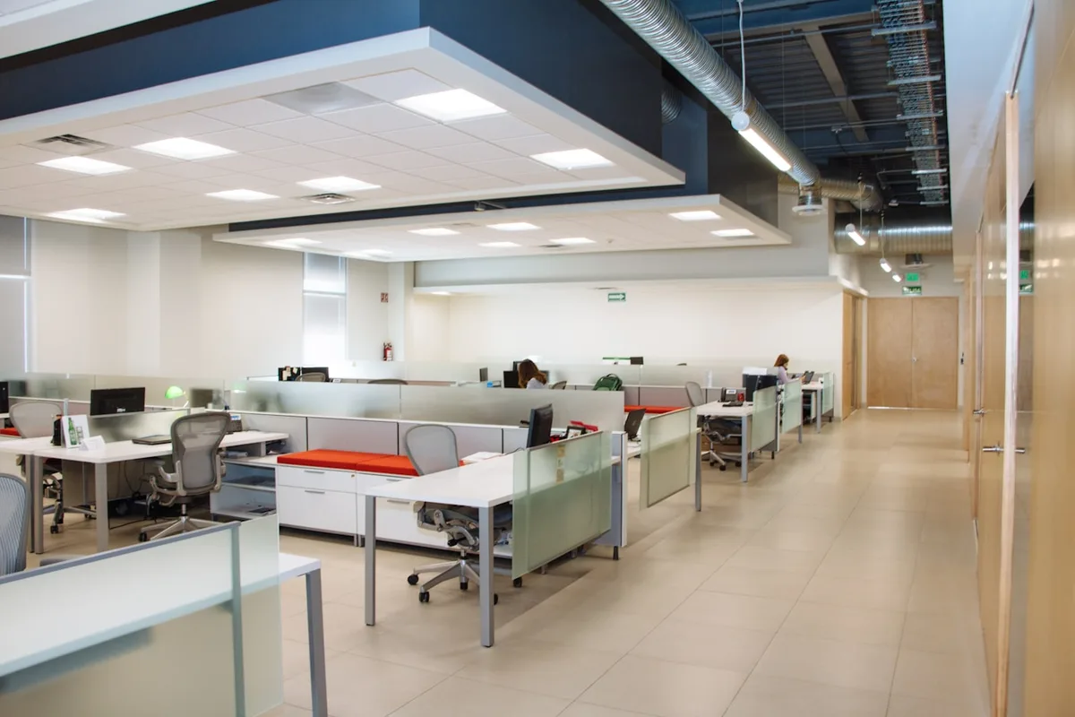 Bureau professionnel moderne et lumineux