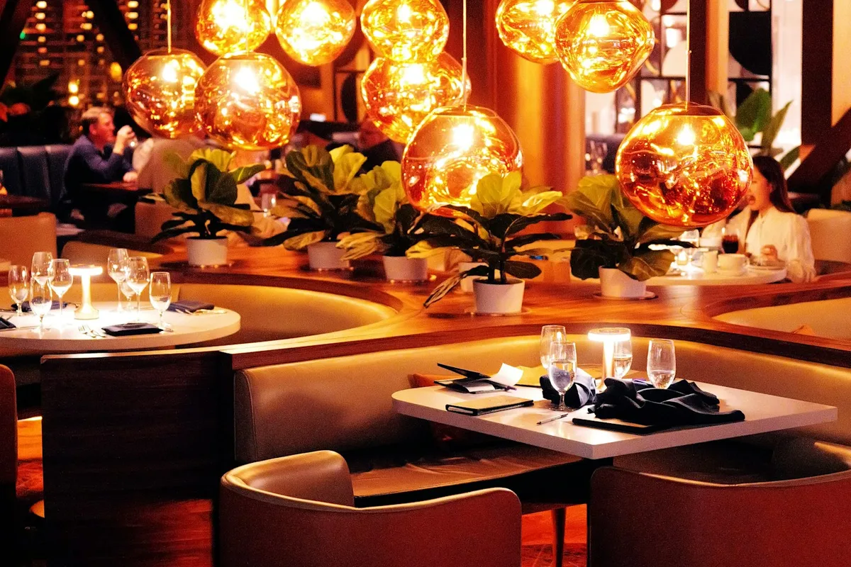 Restaurant élégant avec éclairage ambré