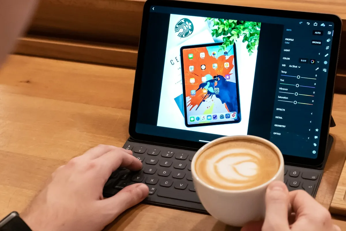 Ordinateur portable utilisé pour un produit numérique